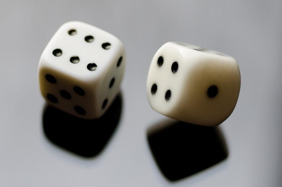 Deux dés blancs sur fond gris