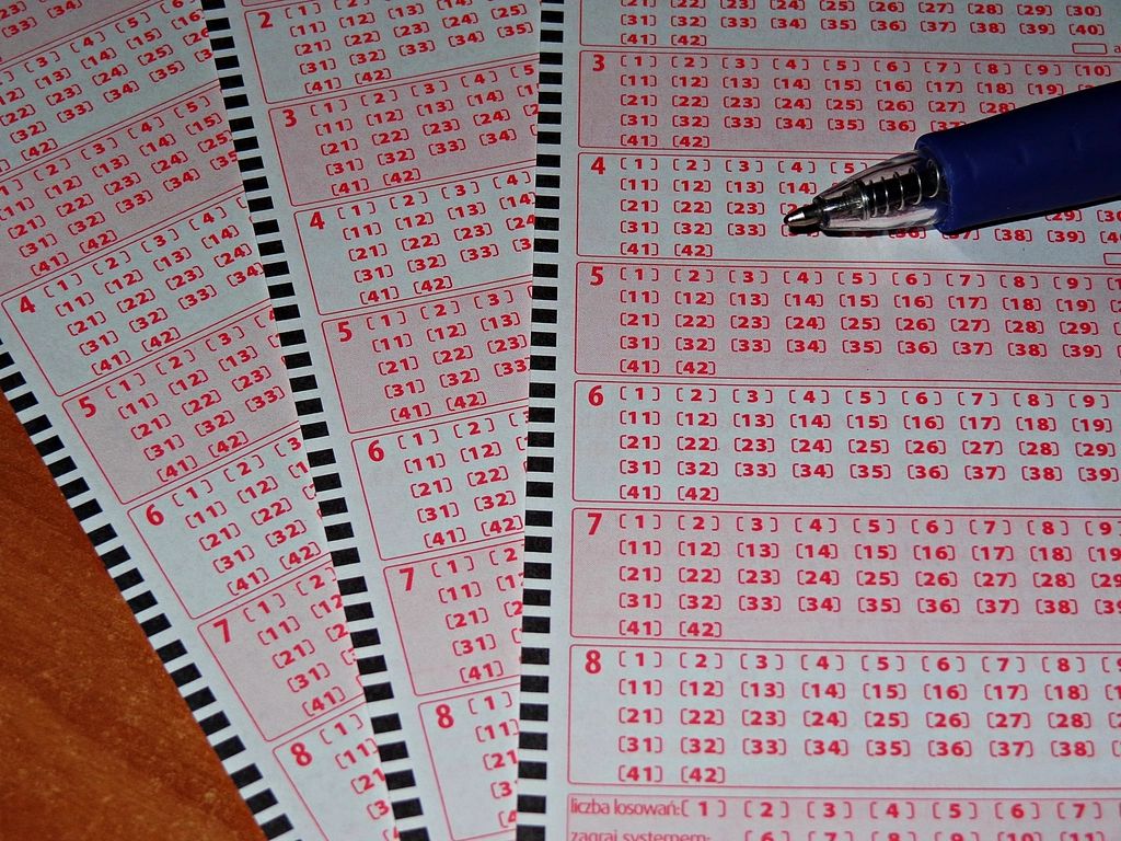 Bulletins de loterie à numéros et stylo