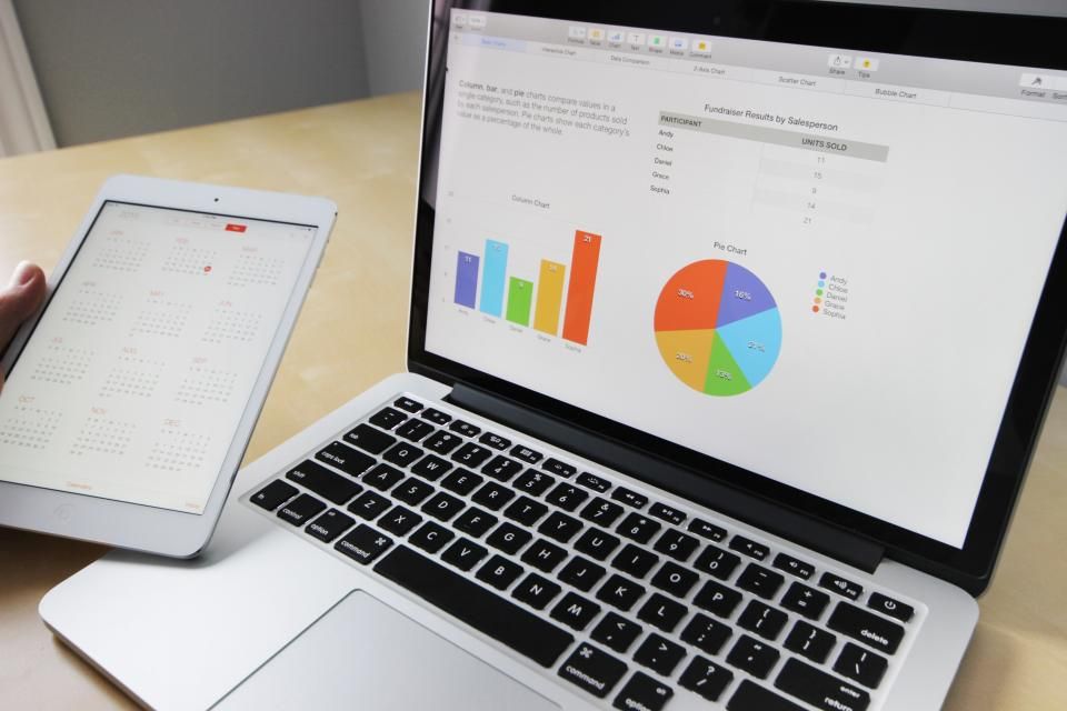 Ordinateur portable et tablette affichant des graphiques